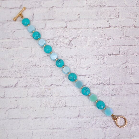Turquoise color bracelet with turquoise stones, glass beads and small gold beads - Picture 4 of 12